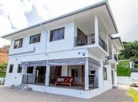 2-Bed Apt Sleeps 4 near Beau Vallon Beach