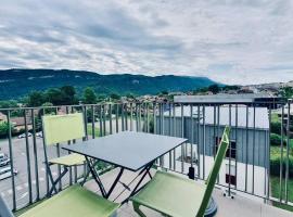 Les Hauteurs d'Annecy 2 étoiles entre lac et montagne, מלון זול באנסי