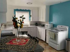 Remodeled House Minutes to Falls Attractions, cottage in Niagara Falls