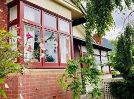 Warwick St Retreat! 3 Bedroom House With Parking, hotel in Hobart