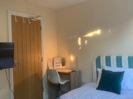 Cosy Room With Private Entrance & Ensuite, homestay in Reading
