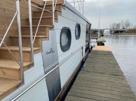 Modern houseboat with roof terrace, on Uitgeestermeer, barco en Uitgeest