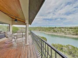 Shiraz & Chardonnay Haus, holiday home in Lago Vista