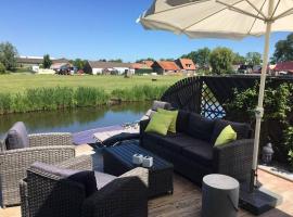 Holzhaus St.Pauli mit Steg und Wasseblick, hotel con estacionamiento en Wervershoof