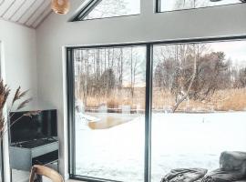 Pärli puhkemaja / Pearl riverside house، فندق في Pudisoo