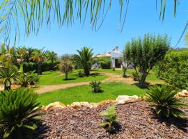 Beautiful Algarve Pool Villa Bali 15min to beach, hotell i Mexilhoeira Grande