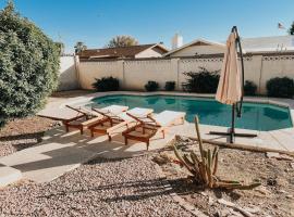 East Mesa Home with Pool and Firepit!, vacation home in Mesa