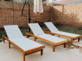 Cozy Mesa Home with Pool, vacation home in Mesa