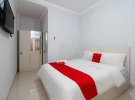 RedDoorz Plus near Simpang Tiga Tritayasa Cilegon, hotel v destinaci Cilegon