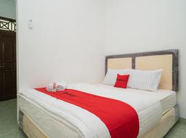 RedDoorz near Bundaran Ciceri, hotel v destinaci Kumprung