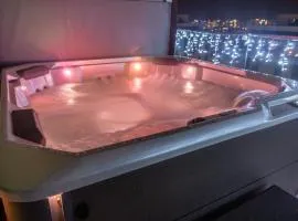 White Dream Penthouse with Jacuzzi