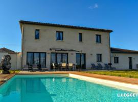 Alexyo - 10 persons Villa with pool close to Aubeterre, hotel with parking in Pillac