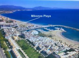 28 Mikonos Playa in Puerto de la Duquesa 2 bed 2 bath apartment ideally located to the beach & marina, lemmikkystävällinen hotelli kohteessa Castillo de Sabinillas