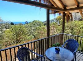 Casa en Zapallar con hermosa vista y jardín.: Zapallar'da bir otel