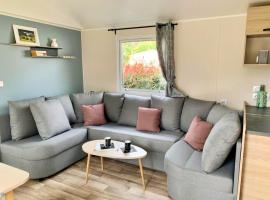 "Bungalow familial à Saint-Brevin-les-Pins avec piscine partagée", hotel in Saint-Brevin-les-Pins