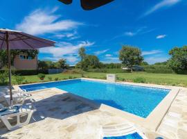 Holiday Home Ana Lucija by Interhome, hotel a prop de Aeroport de Pula, 