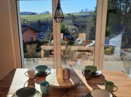 Nettersheim에 위치한 아파트 Große Auszeit Eifel mit Sauna, Kamin und Terrasse