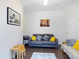 Cheerful 3 bedroom home with free parking and WIFI, hotel cerca de Universidad de Chester, Chester