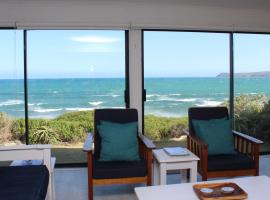 Baby Whale Bliss - Beachfront House, holiday home in Witsand