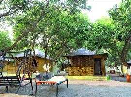Wilderness Camp 200mtr from Devaliya Park, pet-friendly hotel in Sasan Gir