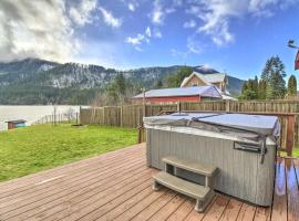 Lakefront Cabin with Stunning Mountain Views and Dock!, hotell sihtkohas Mineral huviväärsuse Northwest Trek Wildlife Park lähedal