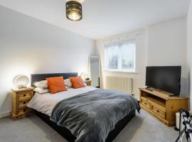 Stylish 2 Bedroom Apartment, Central Exeter, Parking on Site, holiday home in Exeter