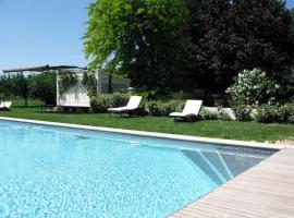 Le Jardin d'Érables St Remy 7 HA Piscine/Clim: Paluds de Noves şehrinde bir havuzlu otel