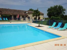 Chatenet self catering stone House for 2 South West France, sumarhús í Limalonges