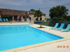 Chatenet self catering stone House for 2 South West France, hótel í Limalonges