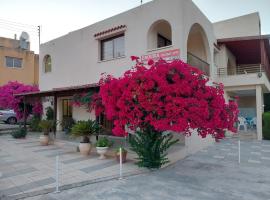 Droushia Holiday Apartments: Dhrousha şehrinde bir otel