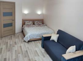 Просторна 1-кімнатна квартира посеред сосен, hotel v destinaci Hostomelʼ