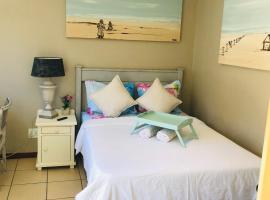 Cozy guest suite with private access, hotel dengan parking di Roodepoort