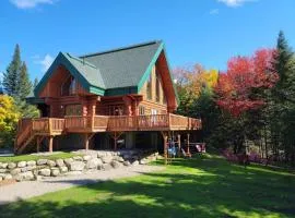 TREMBLANT Accès LAC et rivière SPA BILLARD FOYER Jaccuzi fireplace pool table lake and river access
