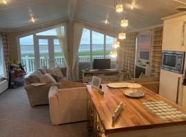 Stunning lodge with fantastic views of the water, hotel in Llansaint