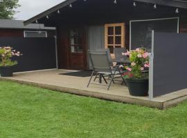 tHoefijzer Luxere Blokhutten 5 pers en Mini Camping, hotel in Zwiggelte