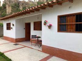 Habitación Jilguero Rojo (Baño Privado y TV), hytte i La Playa