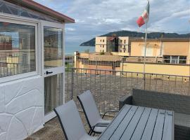 Cosy Apartment with Terrace view in Sarzana Italy, leilighet i Marinella di Sarzana