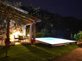 villa con piscina esclusiva nel verde، فندق رخيص في لوكّا