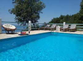 Stone house with swimming pool, hotel en Brela