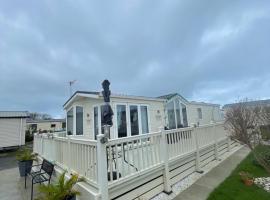 Luxury Caravan - WI-FI and SMART TV newly installed, hotelli kohteessa Rhyl