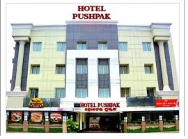 Hotel Pushpak, hotelli kohteessa Bhubaneshwar lähellä maamerkkiä Bhubaneswarin rautatieasema