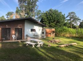Casa de Campo- no bosque c lareira elétrica, holiday home in Jarinu