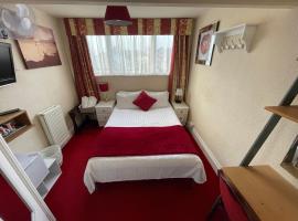 Victoria House - Self Catering Quiet Guesthouse - Adult Singles and Couples Only, gistihús í Blackpool