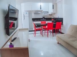Apartamento reformado na melhor localização a 100 metros da praia,comodidade inclui ,garagem,internet,elevadores duas cadeiras de praia ,cooler,roupas de cama e banho โรงแรมในกวาราปารี