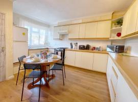 3 bed duplex flat, free WIFI & Netflix, Ideal for contractors, hotel in Gravesend