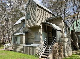 Faithfulls Chalet, alpine-getaways, hotel in Dinner Plain