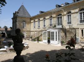 Chambres d'Hotes La Chartreuse des Eyres: Podensac şehrinde bir otoparklı otel