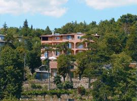 VILLA VOLOSKO with private parking and breakfast,seaview, vakantiehuis in Volosko