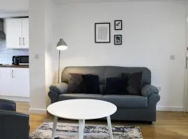 Abingdon - Private Flat with Garden & Parking 01