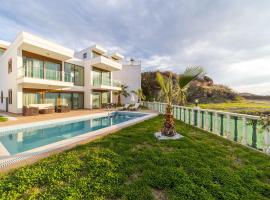 Outstanding Villa with Private Pool Surrounded by Nature in Alanya, Antalya, viešbutis Kargidžake